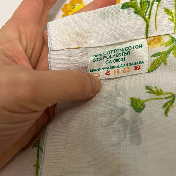 Vintage flowered white yellow and green top sheet for double bed made in Canada - Picture 3 of 4